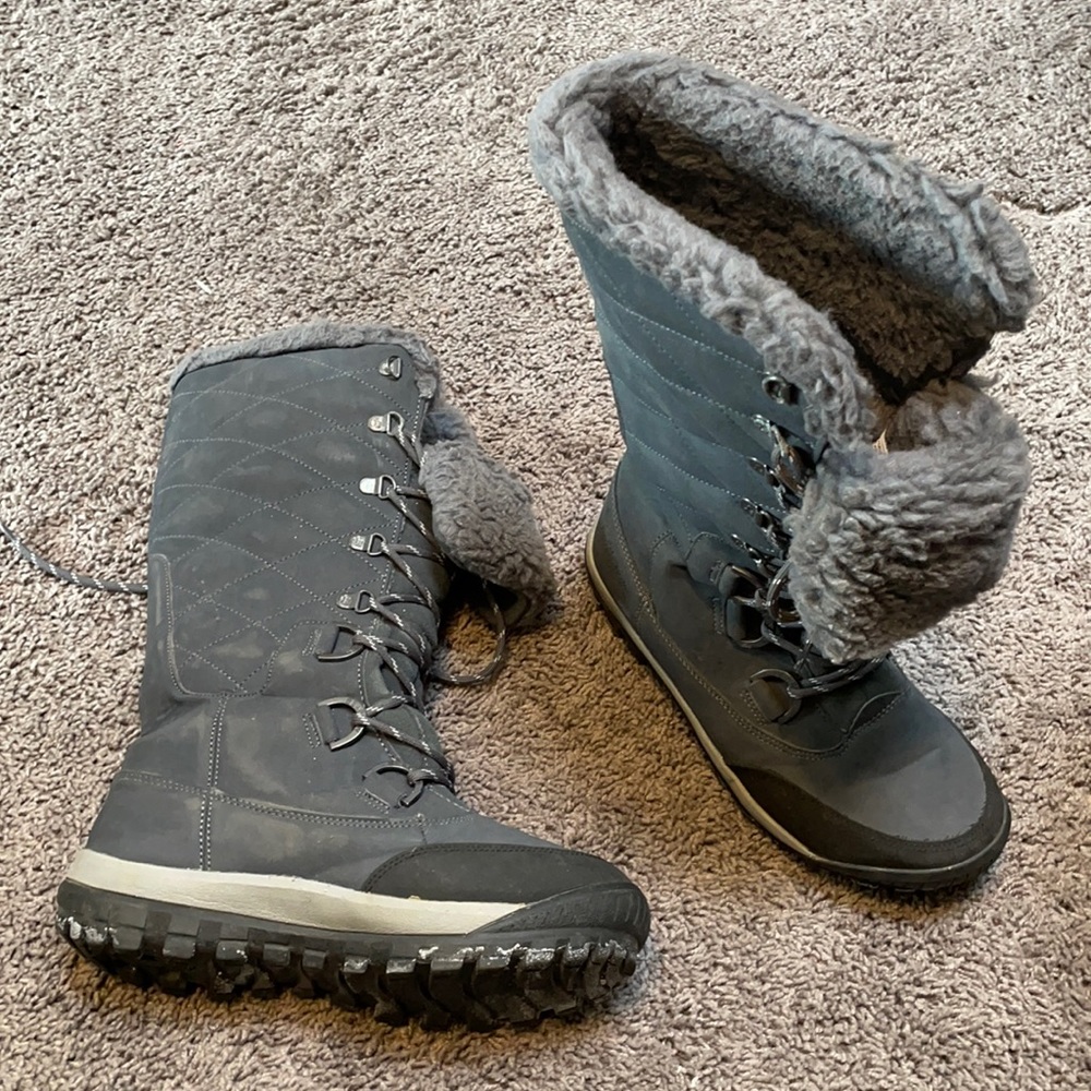 Used bear paw size 7 grey snow boots